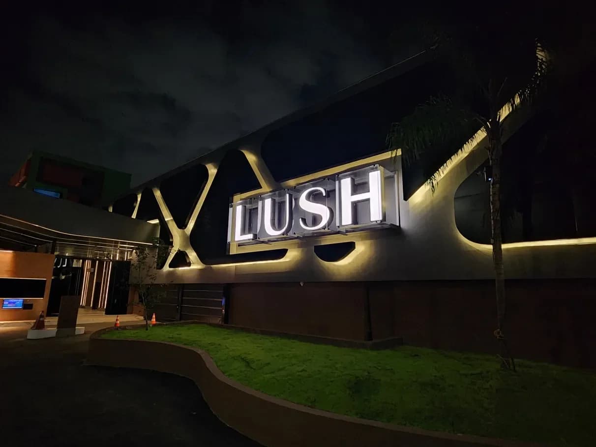 Fachada Lush Lapa com letreiro iluminado