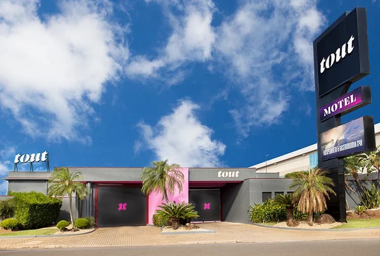 Fachada Tout Motel iluminada