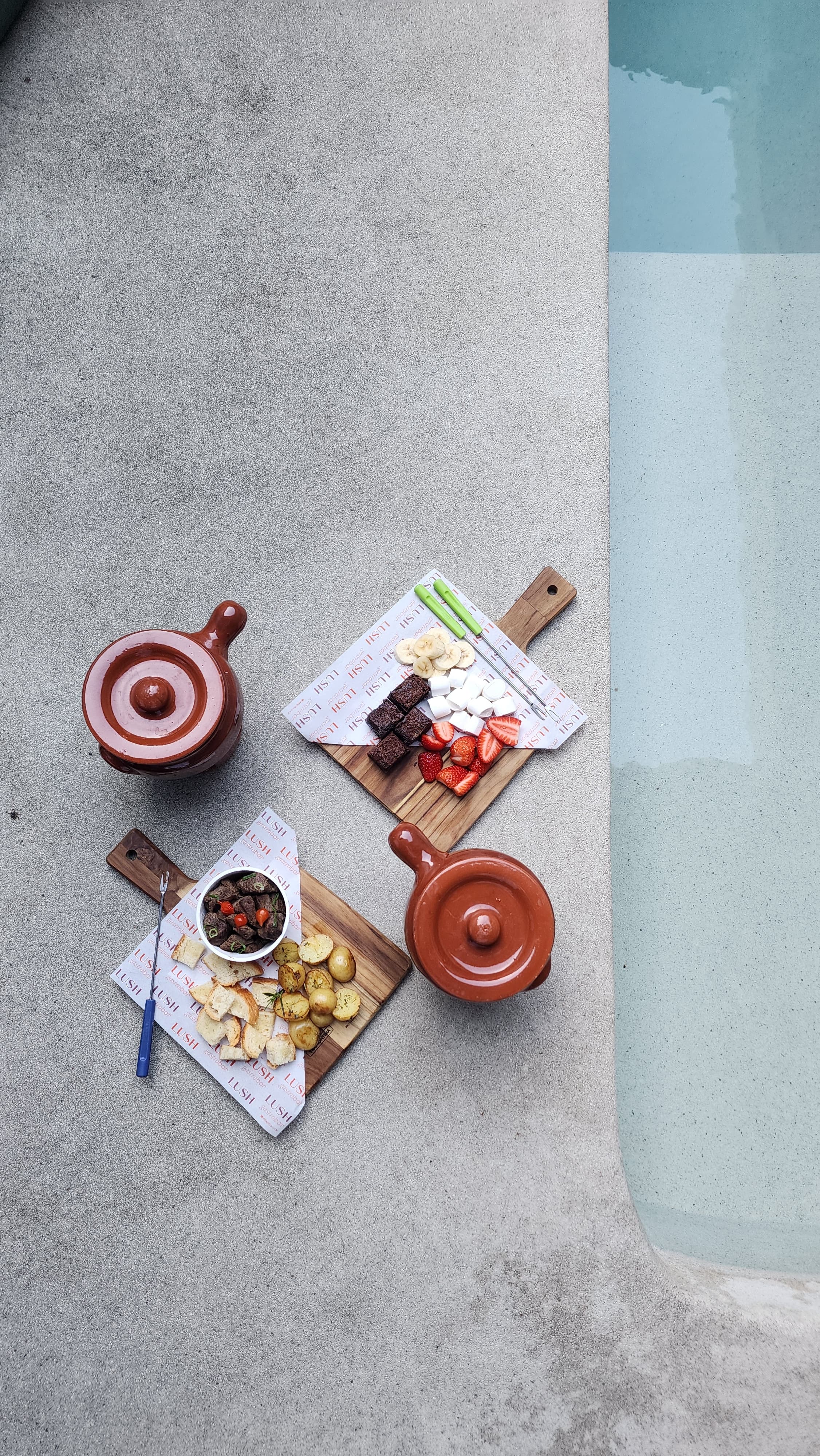 Fondue de chocolate e de queijo ao lado da piscina Lush